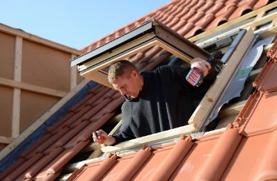 Pose de fenêtres de toit Velux à Louresse-Rochemenier